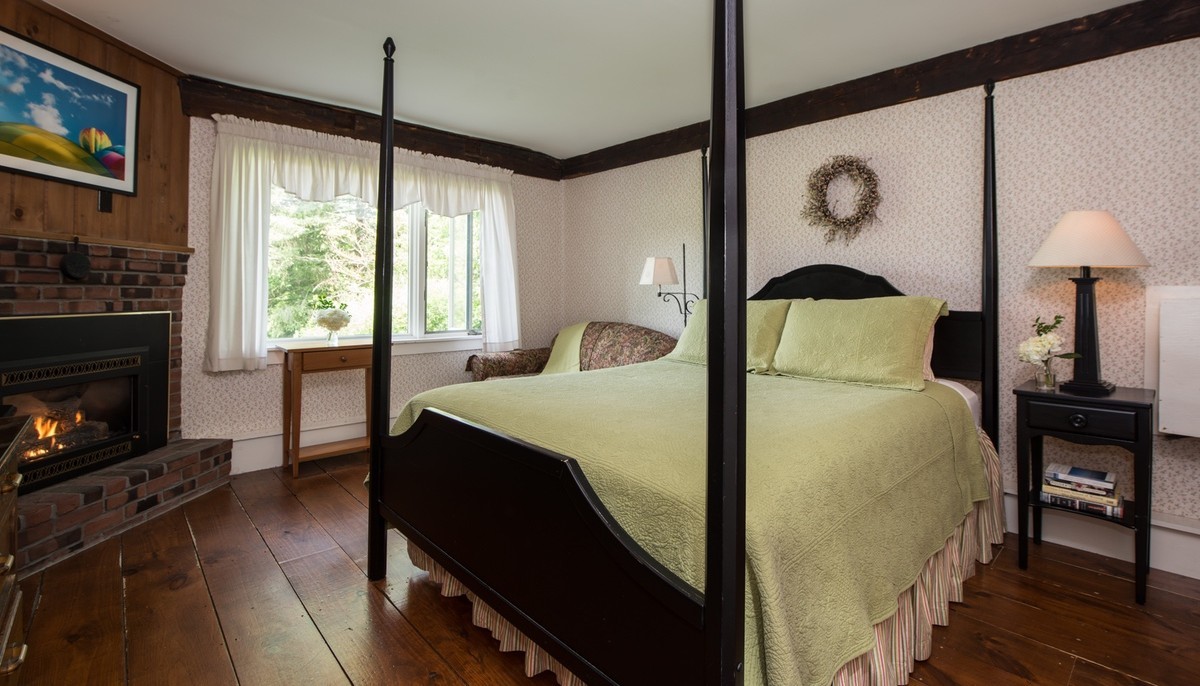 Madonna Peak - Stowe, VT bedroom in brass lantern inn