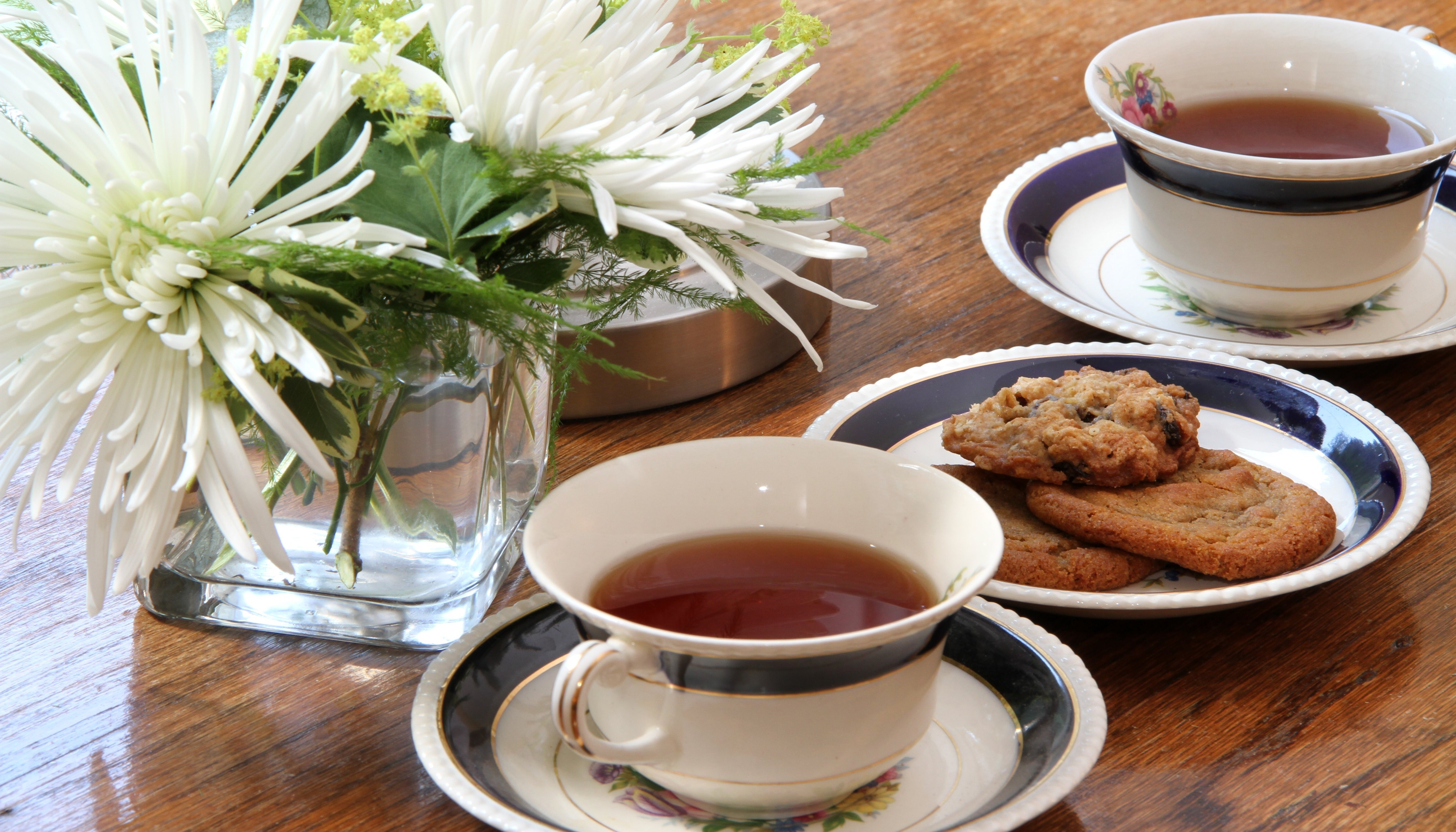fresh tea and cookies at brass lantern inn